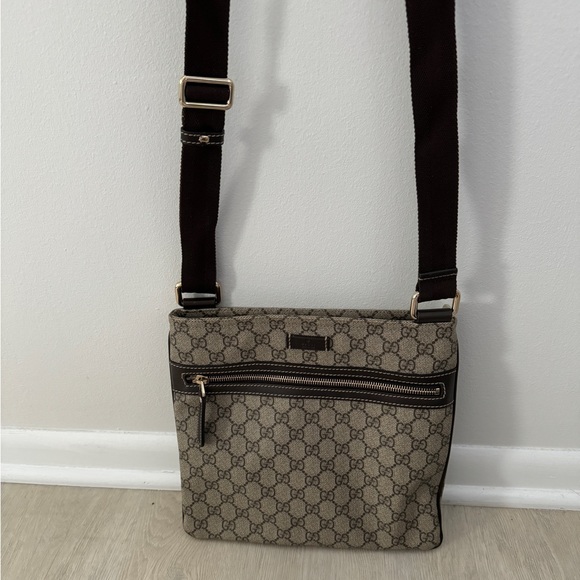 LIKE NEW Authentic Gucci Crossbody - Picture 6 of 14